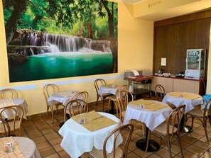 ランチ、ディナーに営業