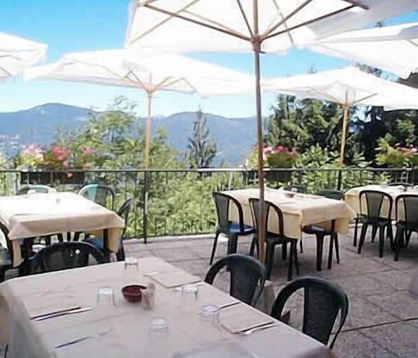 Déjeuner et dîner servis sur place, spécialités Cuisine régionale