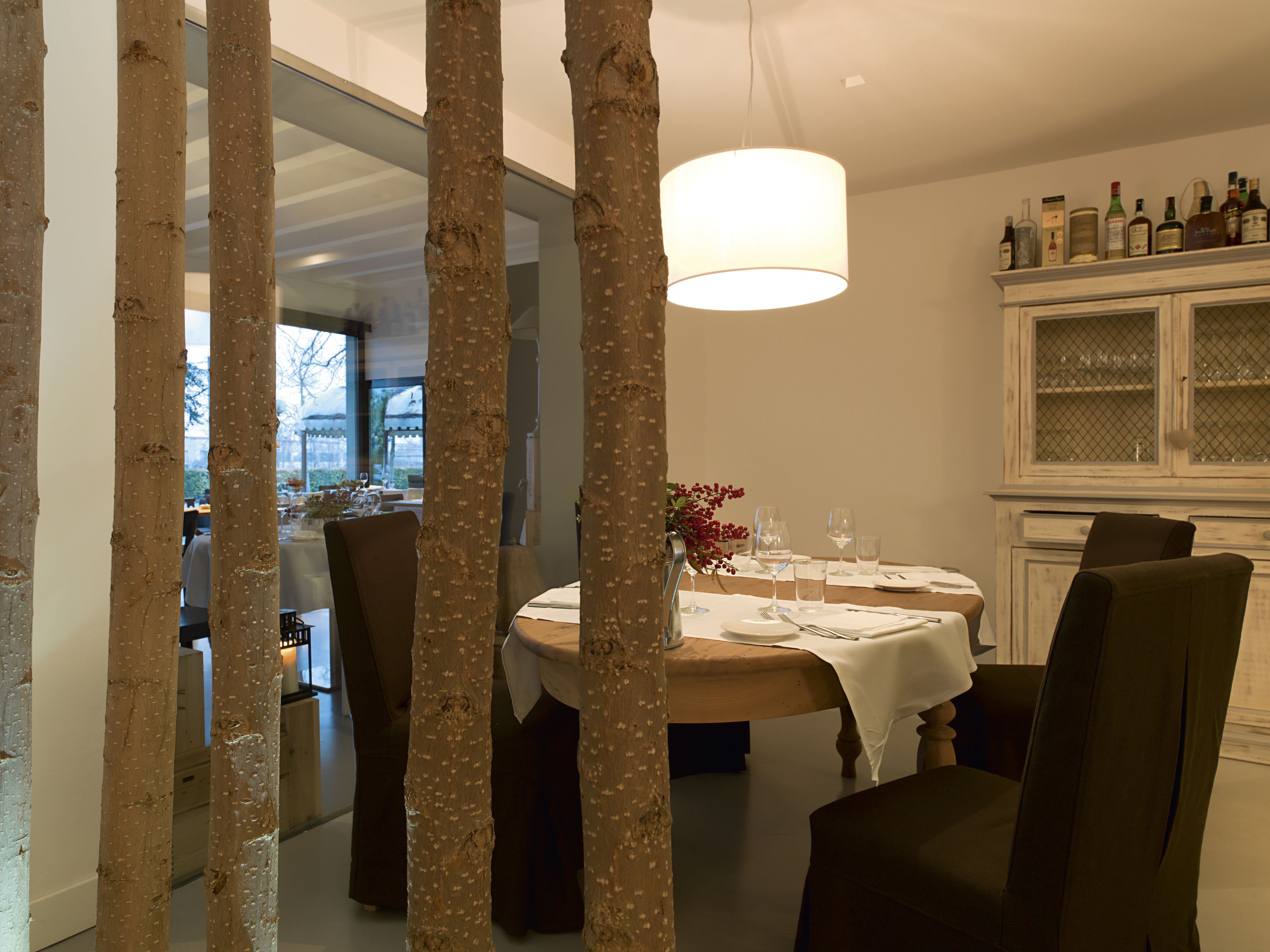 2 restaurants, lunch, dinner served; Italian cuisine