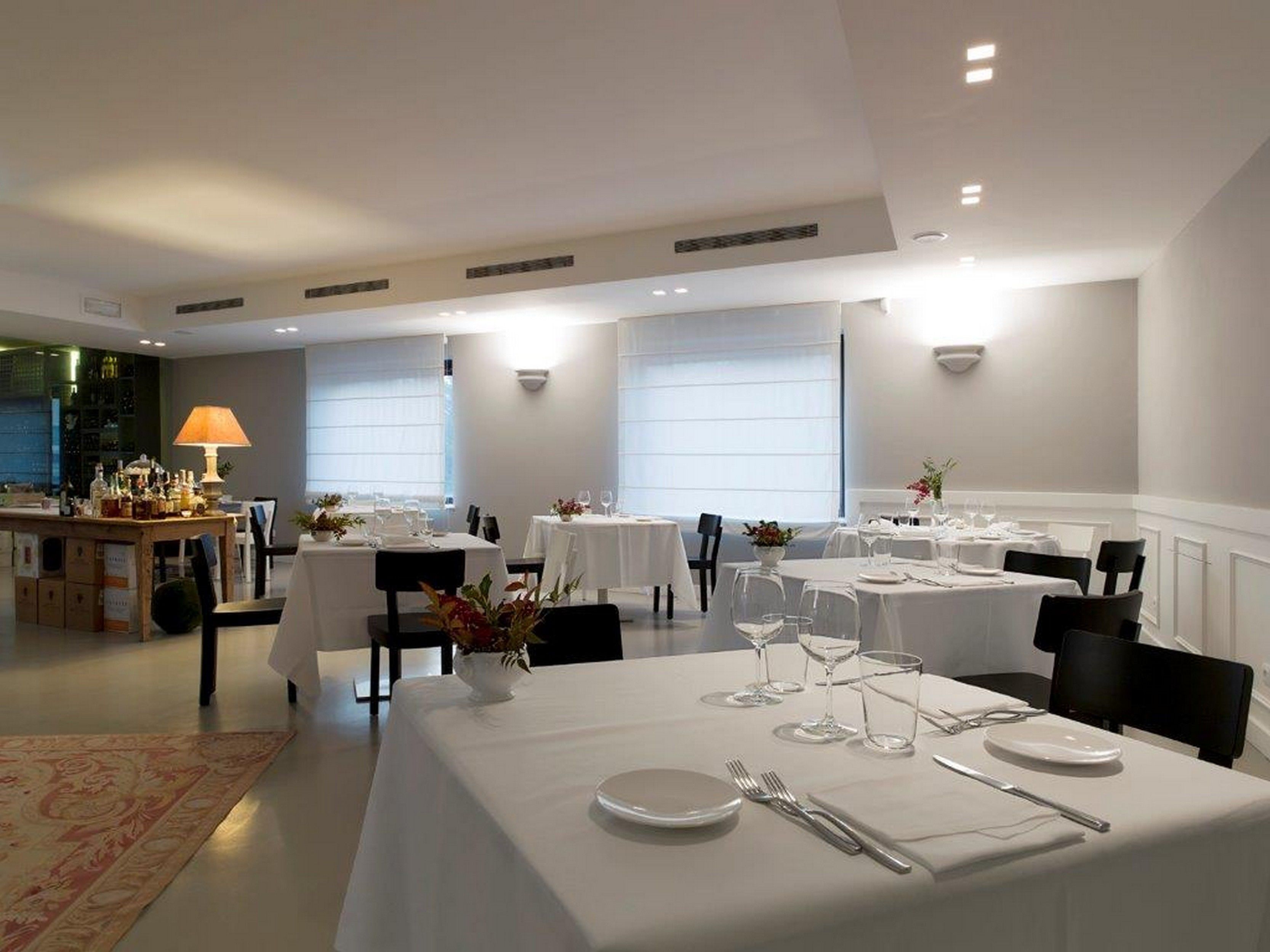 2 restaurants, lunch, dinner served; italian cuisine