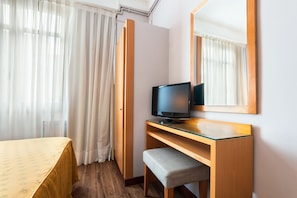 Soundproofing, free WiFi, bed sheets