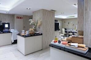 Daily buffet breakfast for a fee - Hotel Lyon (Barcelona)