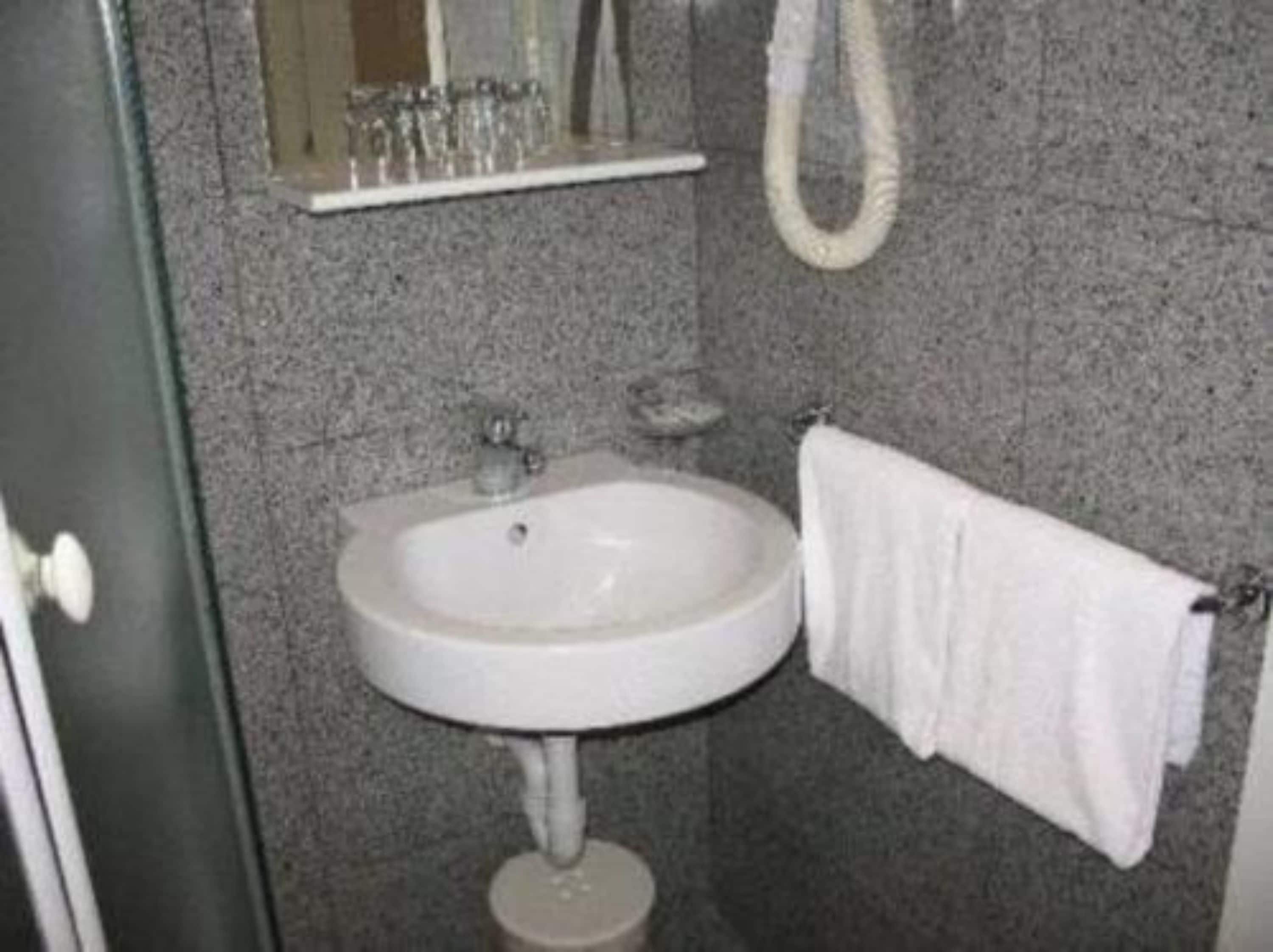 combined shower/bathtub, free toiletries, hair dryer, bidet