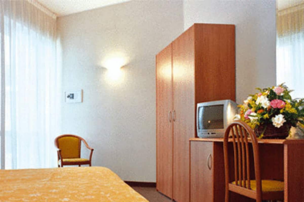 Singola Superior | Minibar, una cassaforte in camera, una scrivania, postazione laptop