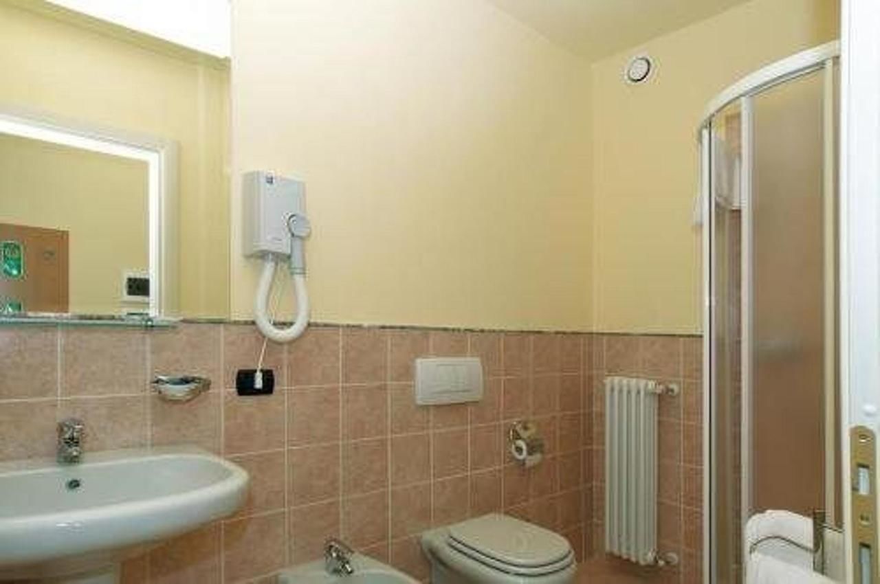 shower, rainfall showerhead, free toiletries, hair dryer