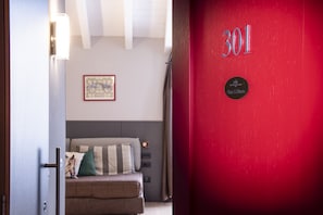 Suite | Colchones con acolchado adicional, minibar, caja fuerte y escritorio