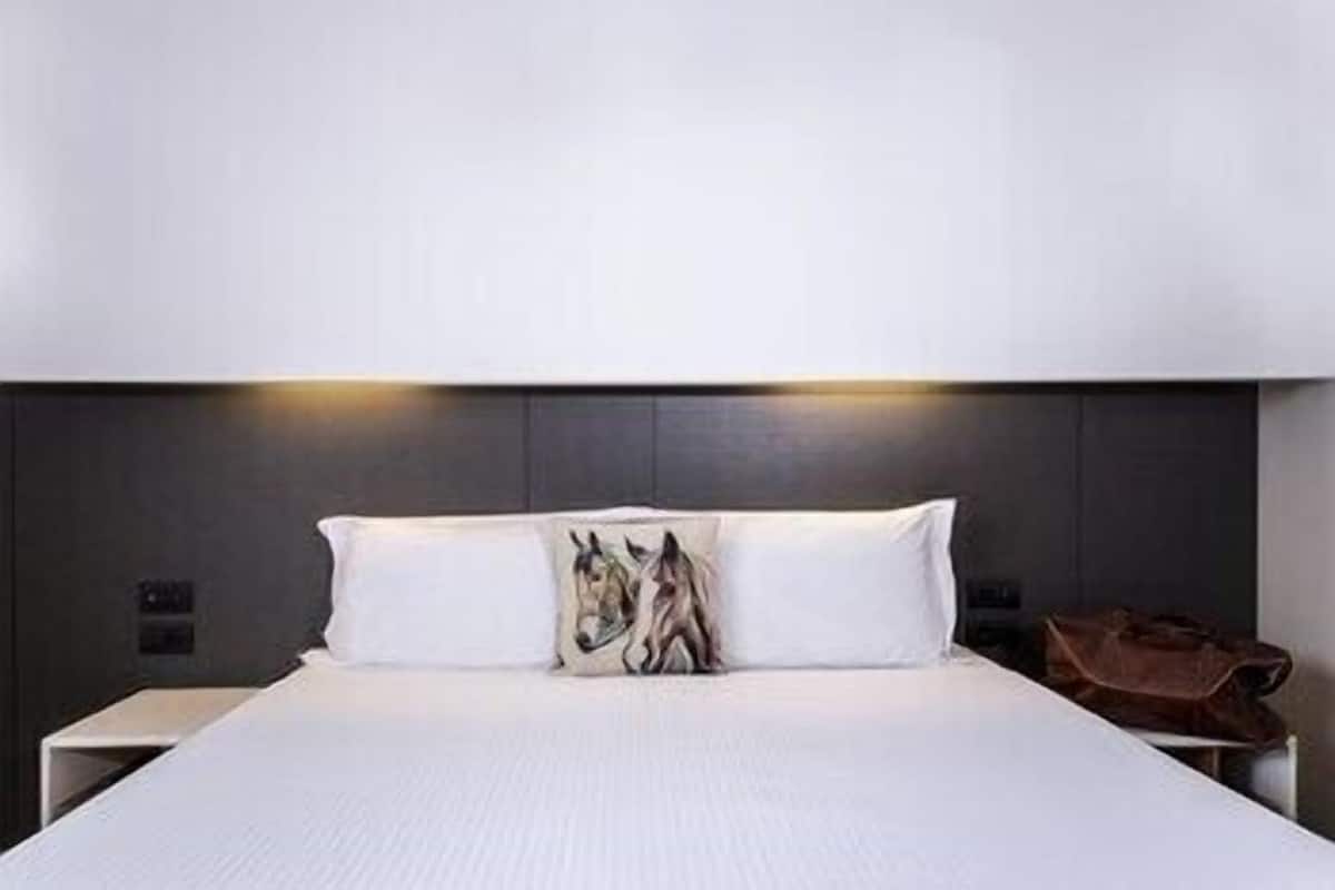 Lit avec matelas Ă plateau-coussin, minibar, coffre-fort, bureau