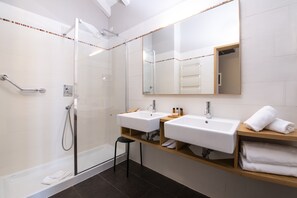 Suite | Bathroom | Shower, free toiletries, hair dryer, bidet