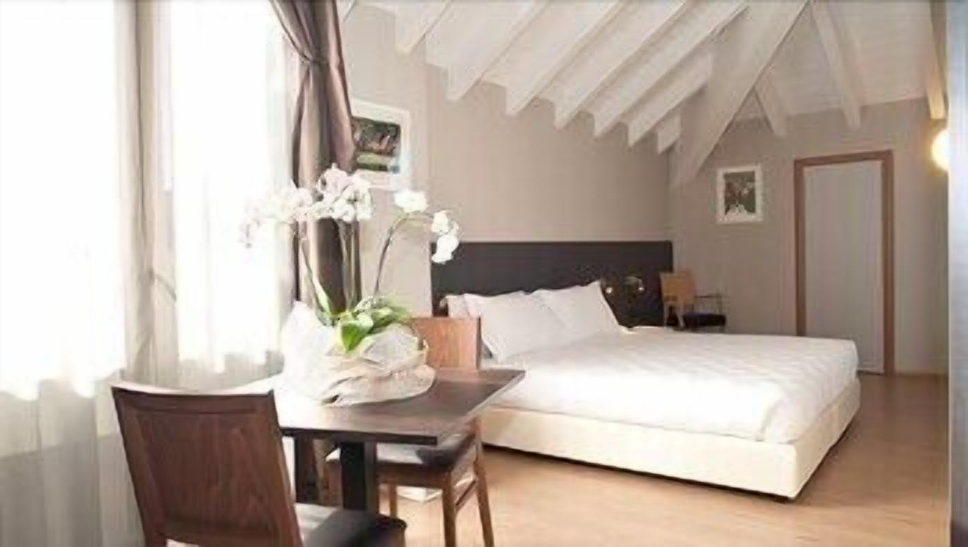 Lit avec matelas à plateau-coussin, minibar, coffre-fort, bureau