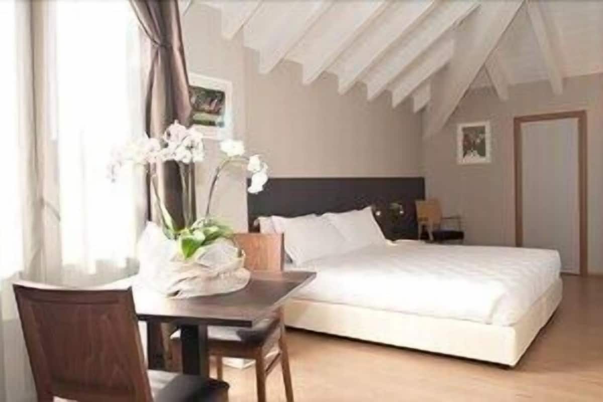 Lit avec matelas Ă plateau-coussin, minibar, coffre-fort, bureau