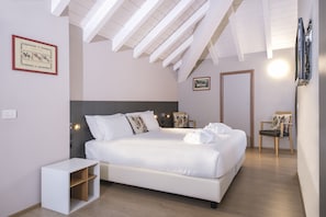 Suite | Colchones con acolchado adicional, minibar, caja fuerte y escritorio