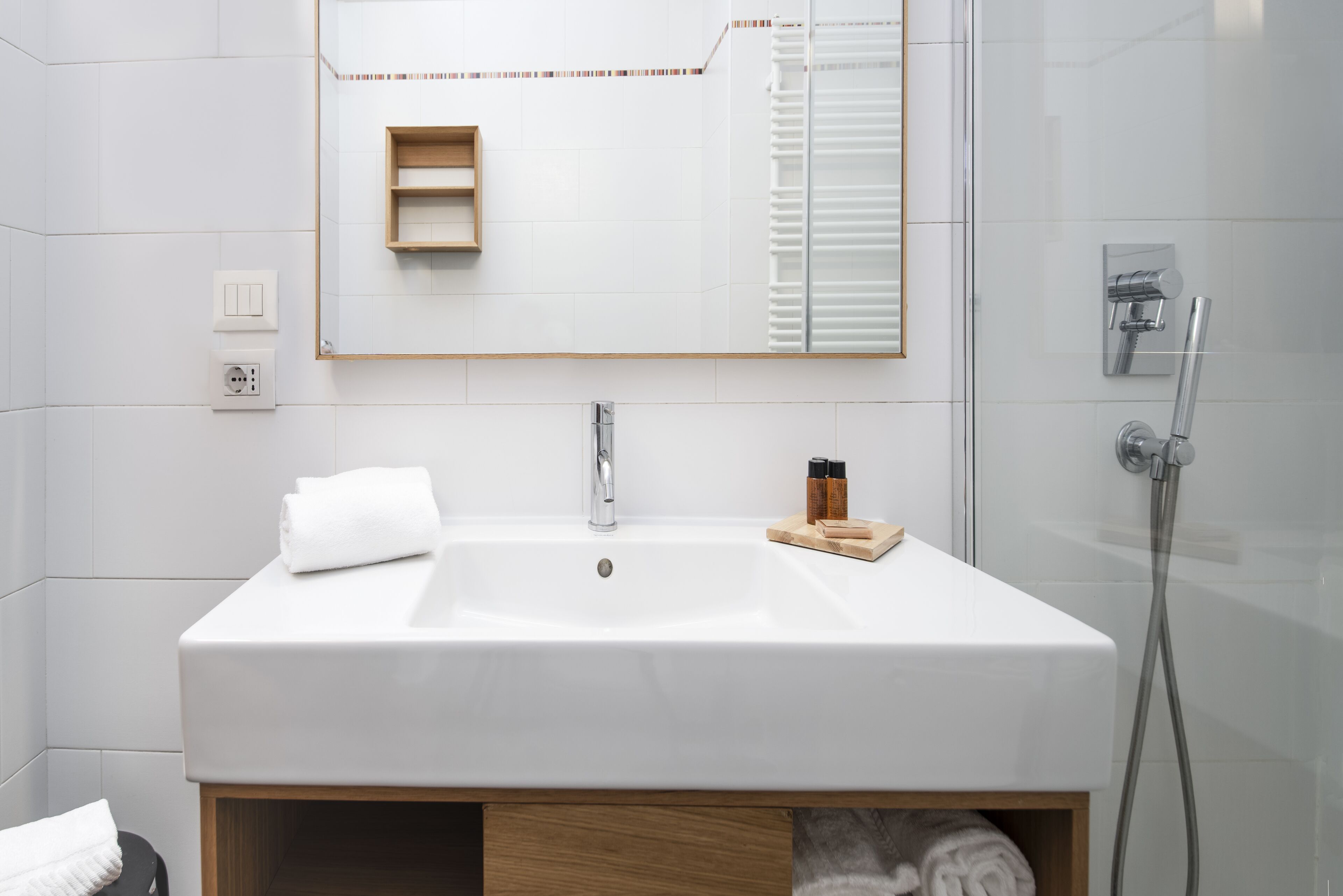 shower, free toiletries, hair dryer, bidet