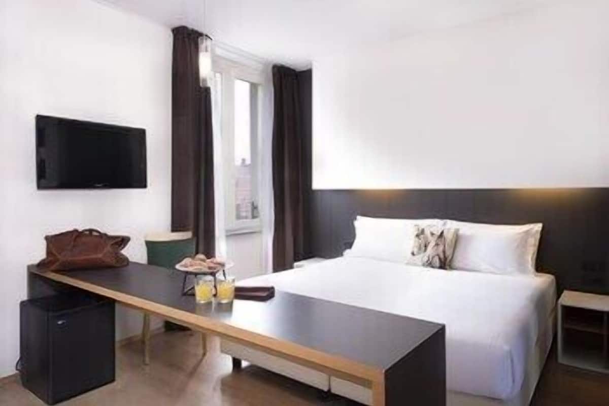 Lit avec matelas Ă plateau-coussin, minibar, coffre-fort, bureau