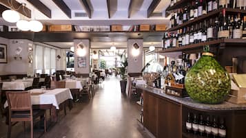 Petit déjeuner et déjeuner servis sur place, restauration en plein air