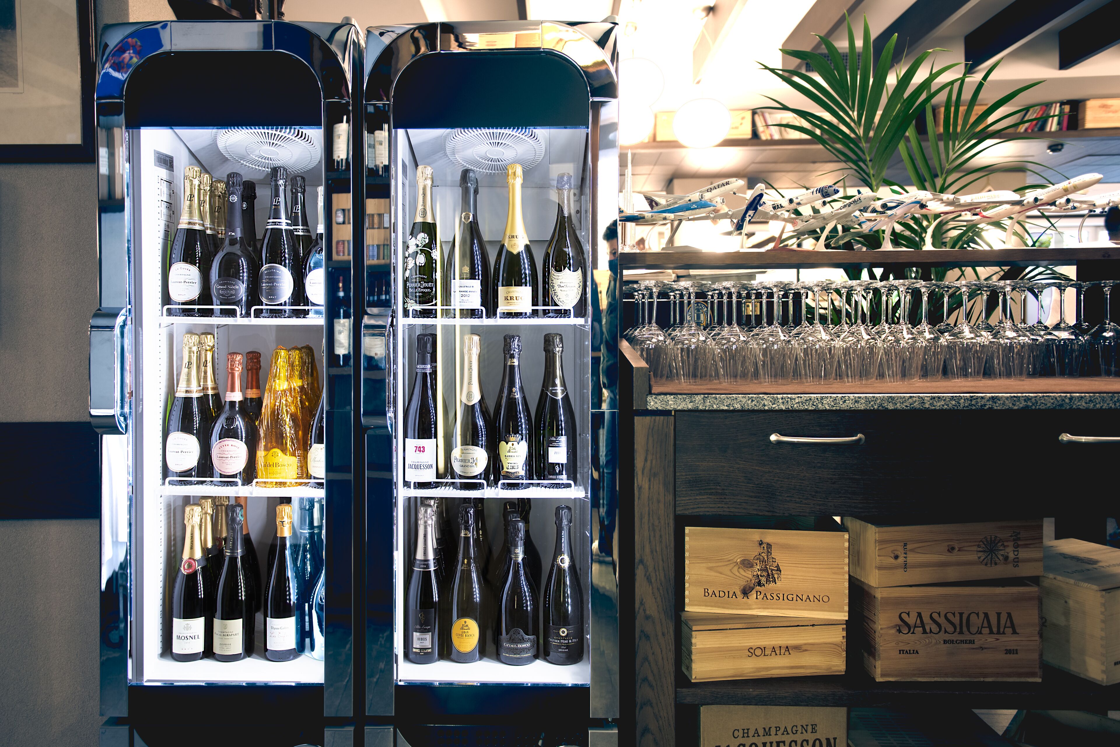 breakfast, lunch served; mediterranean cuisine, al fresco dining