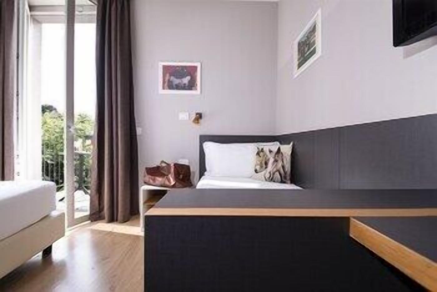 Lit avec matelas à plateau-coussin, minibar, coffre-fort, bureau