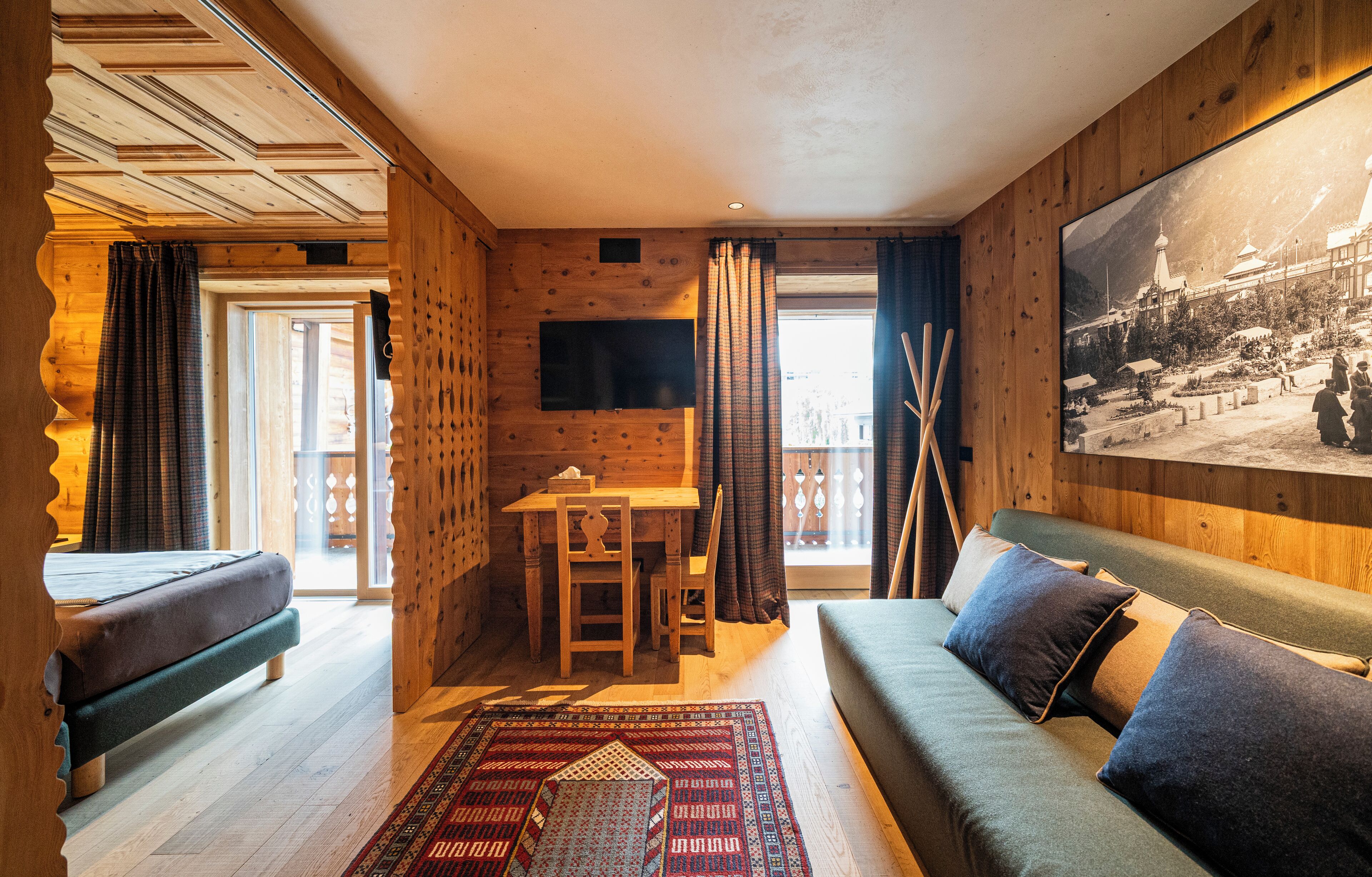 Minibar, caja de seguridad en la habitación y decoración personalizada 