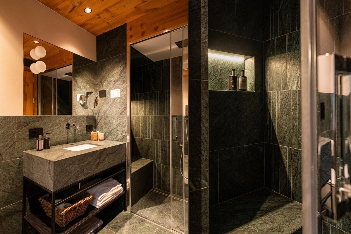superior suite | bathroom | combined shower/bathtub, free toiletries, hair dryer, bidet