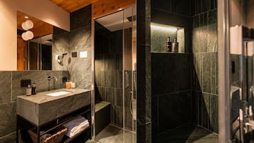 Superior Suite | Bathroom | Combined shower/tub, free toiletries, hair dryer, bidet