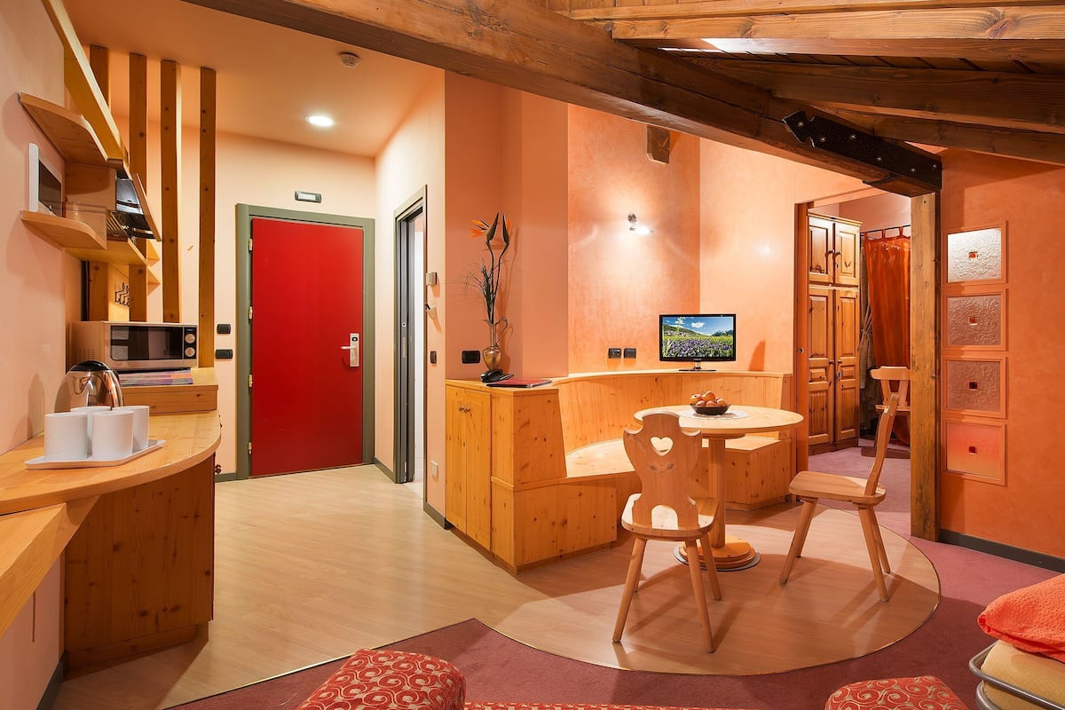 Suite (Attic) | Essbereich im Zimmer