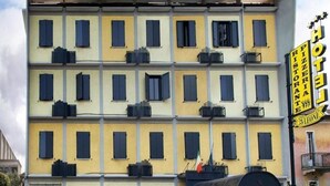 A multi-story hotel with balconies, a visible restaurant sign, and a flag. - Hotel Tre Leoni (Somma Lombardo)