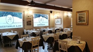 朝食、ランチ、ディナーに営業