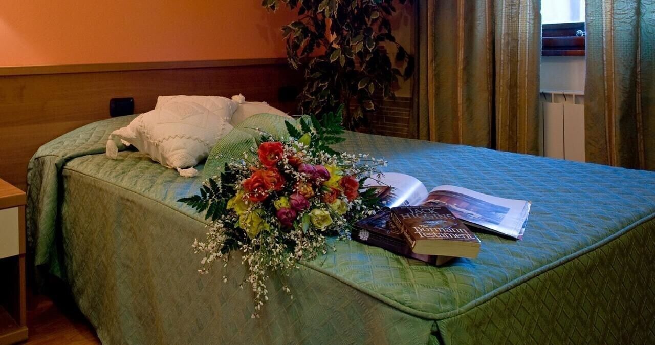 single room, 1 queen bed | in-room safe, desk, iron/ironing board, free wifi