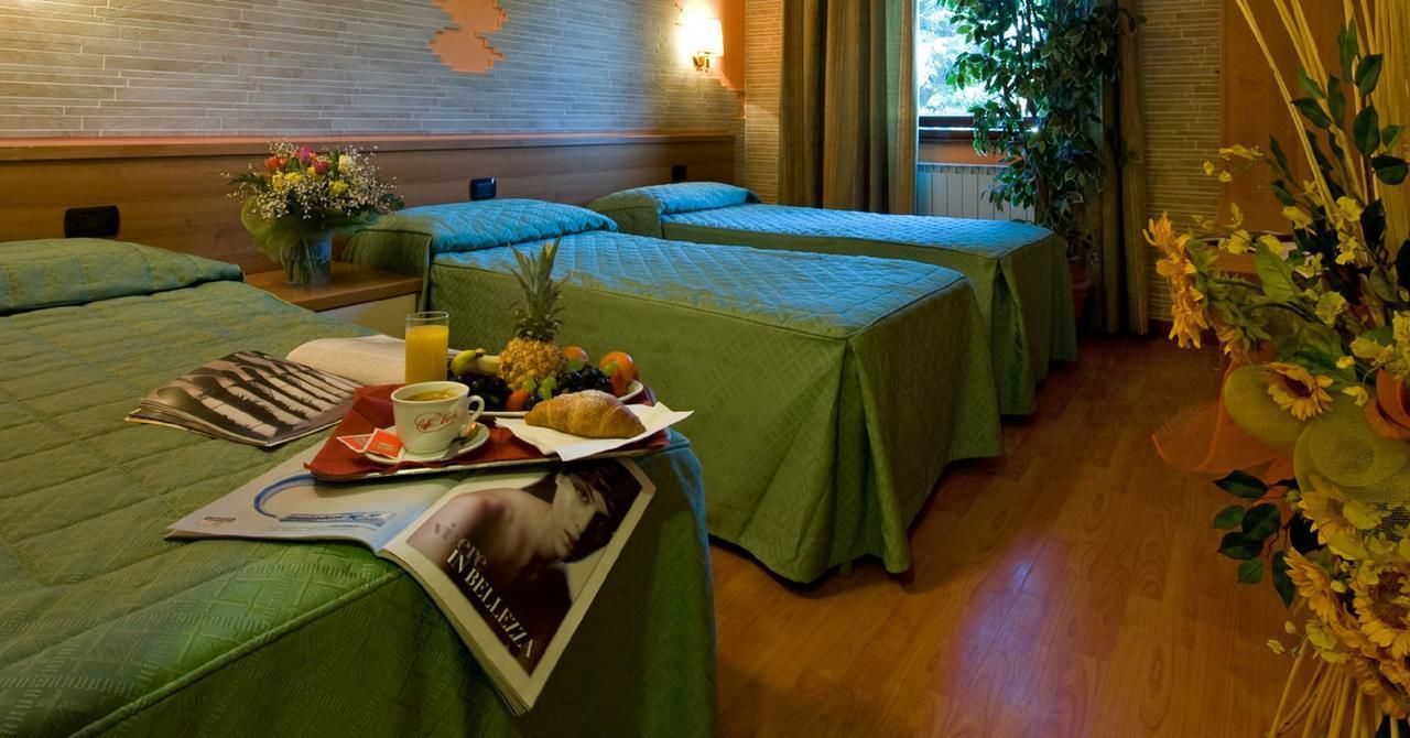 triple room, 3 single beds | in-room safe, desk, iron/ironing board, free wifi