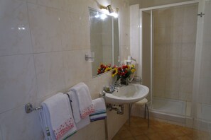 Amenidades de baño gratuitas, secadora de cabello, bidet