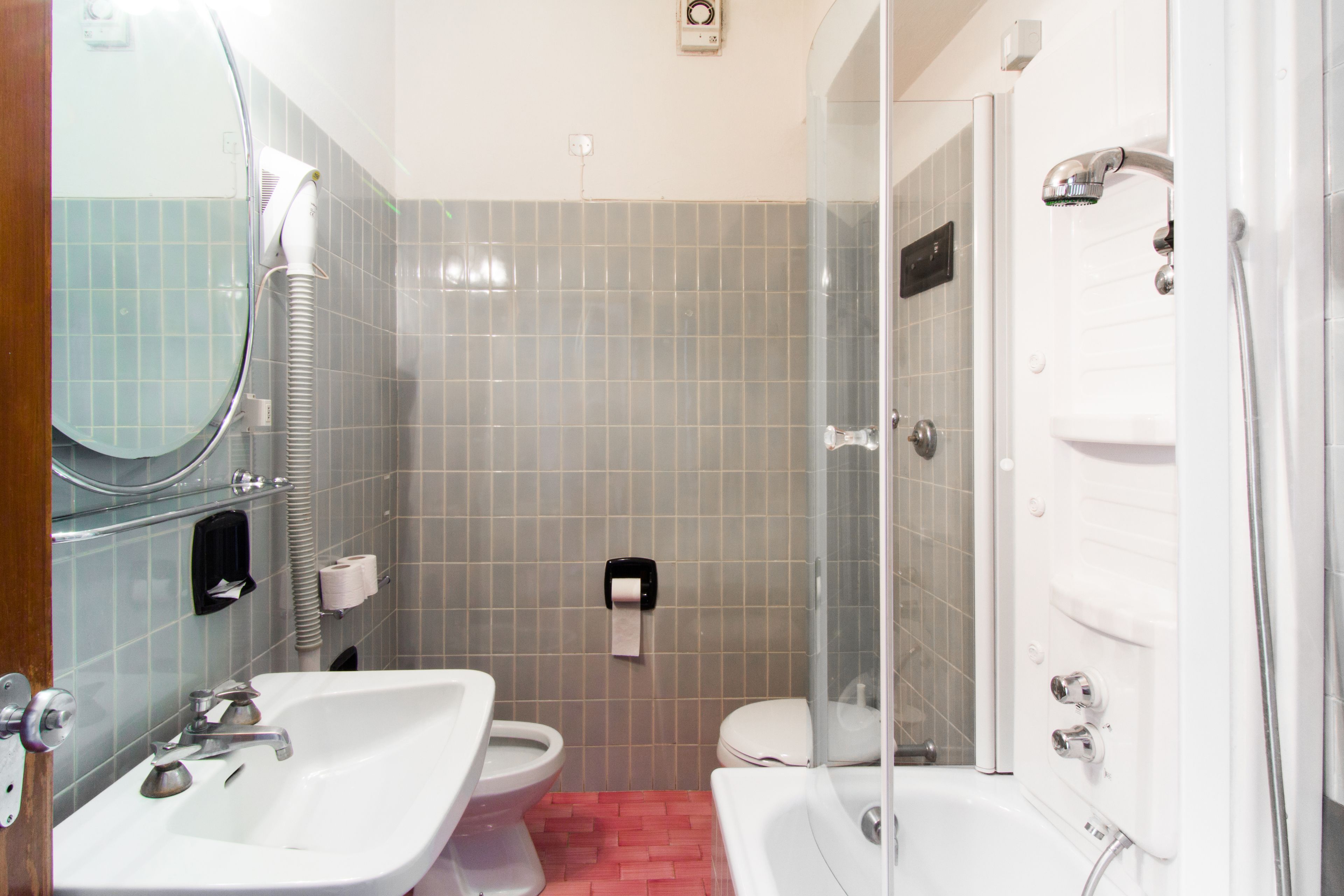 Ein Badezimmer mit zwei Waschbecken, einer Toilette und einer Dusche.