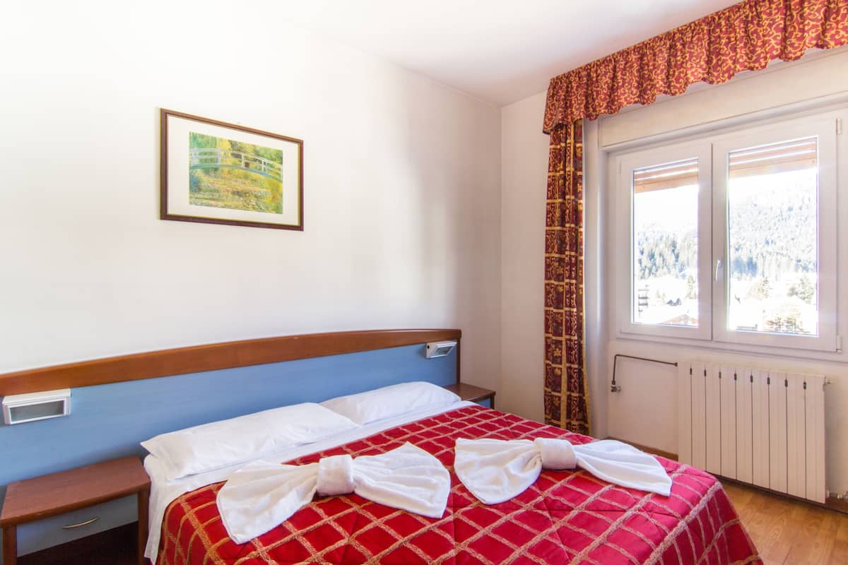 Een bureau, gratis wifi, beddengoed
