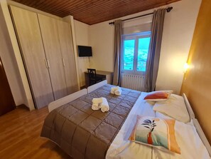 Standaard kamer | Een bureau, gratis wifi, beddengoed