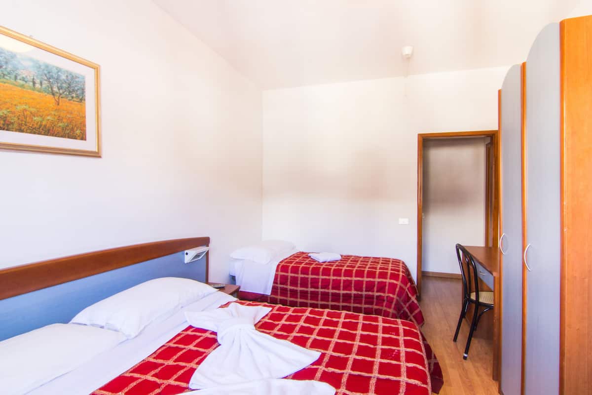 Een bureau, gratis wifi, beddengoed