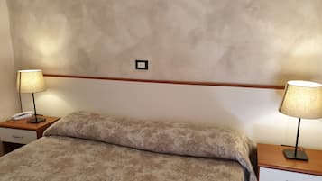 Camera con letto matrimoniale o 2 letti singoli | Una scrivania, ferro/asse da stiro, Wi-Fi gratuito, lenzuola