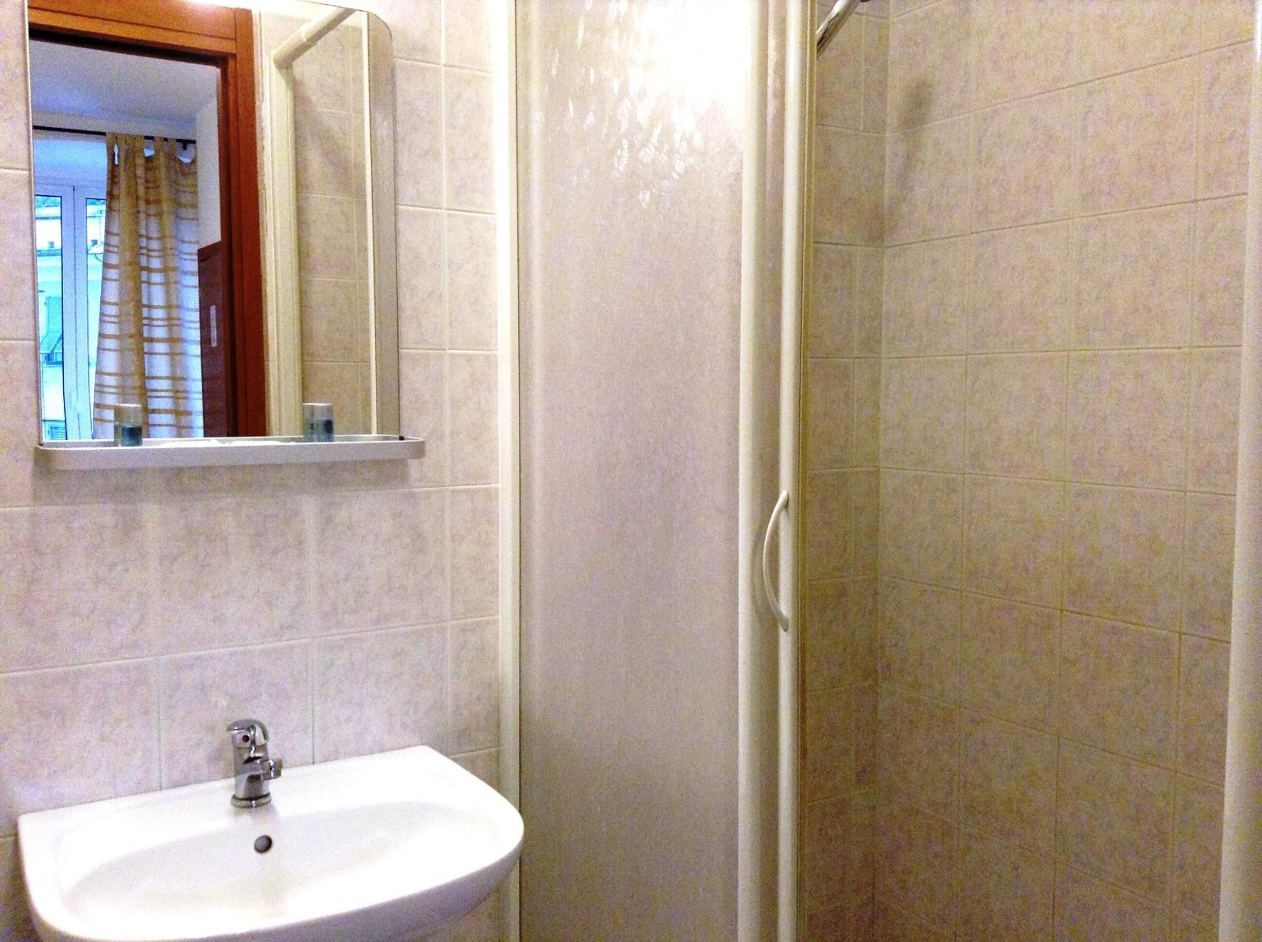 shower, free toiletries, hair dryer, bidet