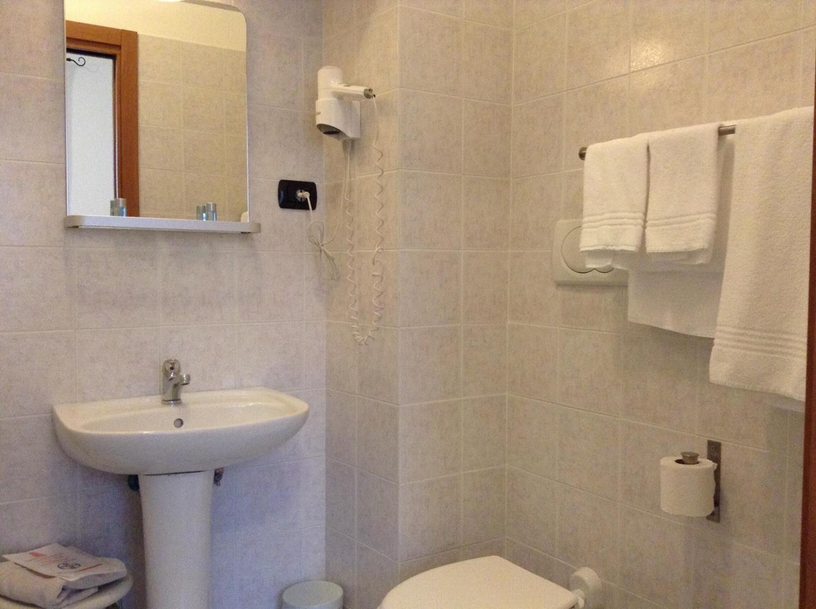 shower, free toiletries, hair dryer, bidet