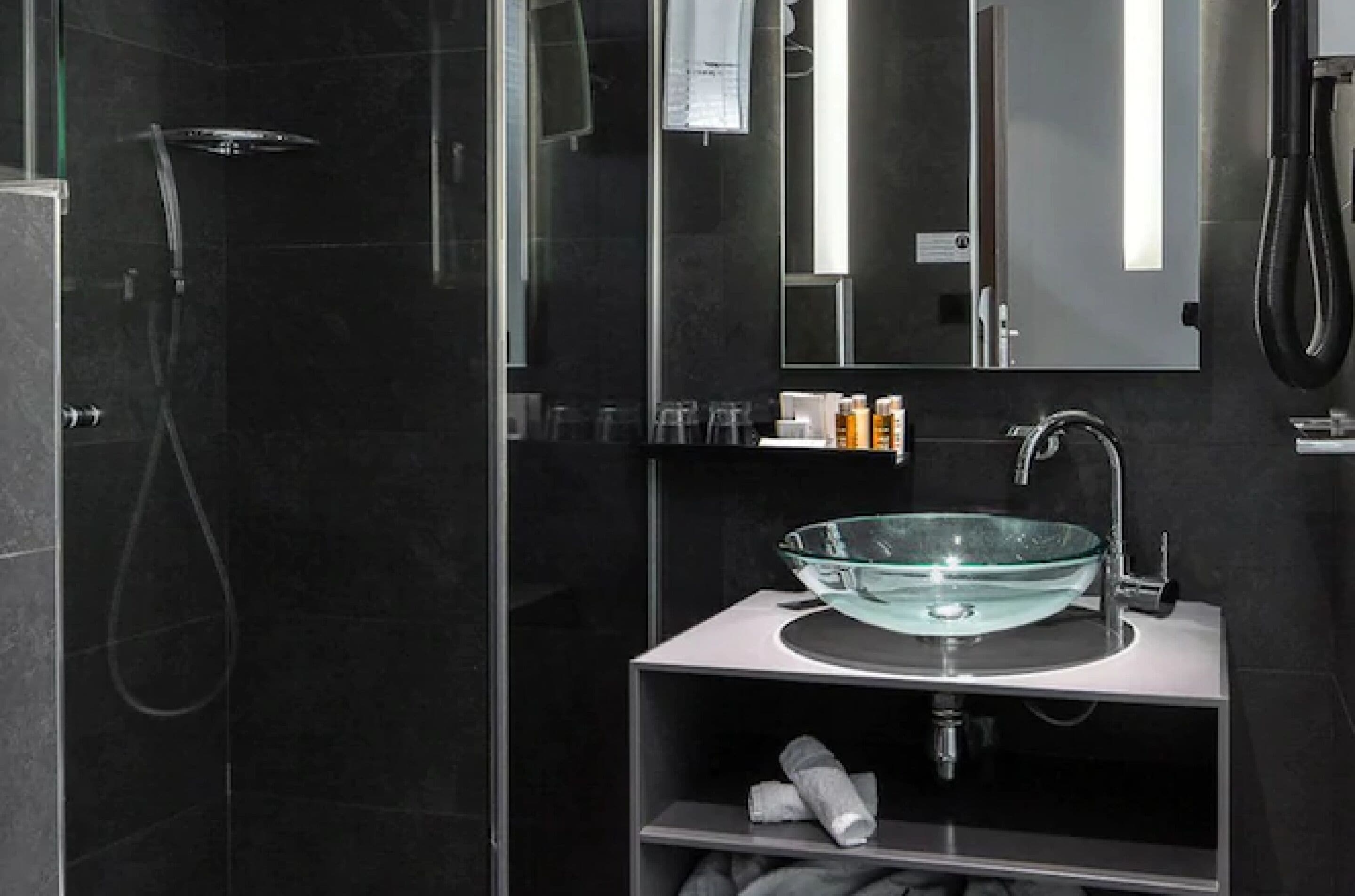 classic room | bathroom | free toiletries, hair dryer, slippers, towels