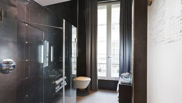 Junior Room | Bathroom | Free toiletries, hair dryer, slippers, towels