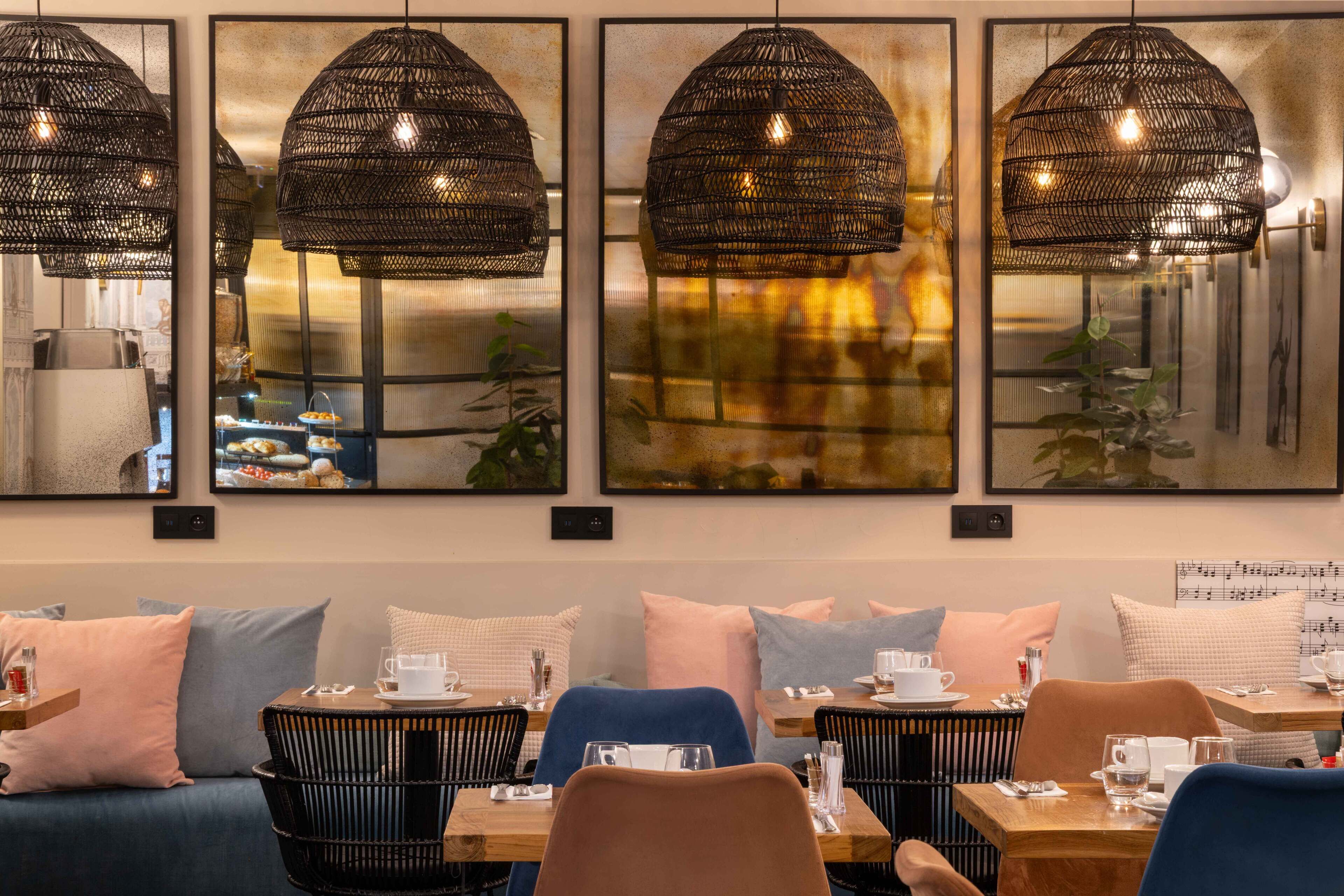 Daily continental breakfast (EUR 24 per person)