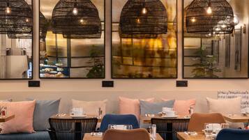 Dagelijks continentaal ontbijt (EUR 24 per persoon)