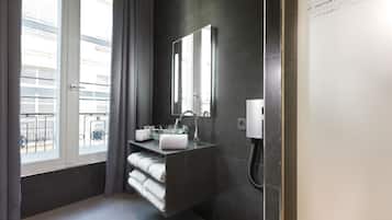 Habitación junior | Baño | Amenidades de baño gratuitas, secadora de cabello, pantuflas, toallas