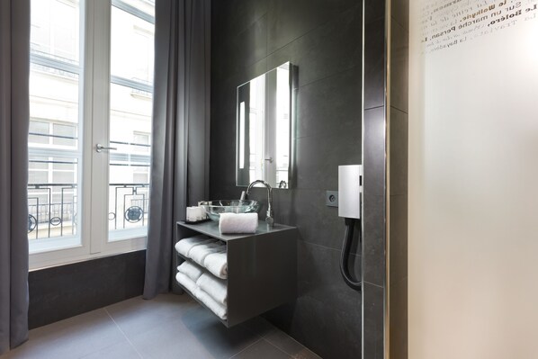 Junior Room | Bathroom | Free toiletries, hair dryer, slippers, towels - Lyric Hotel Paris (Paris)