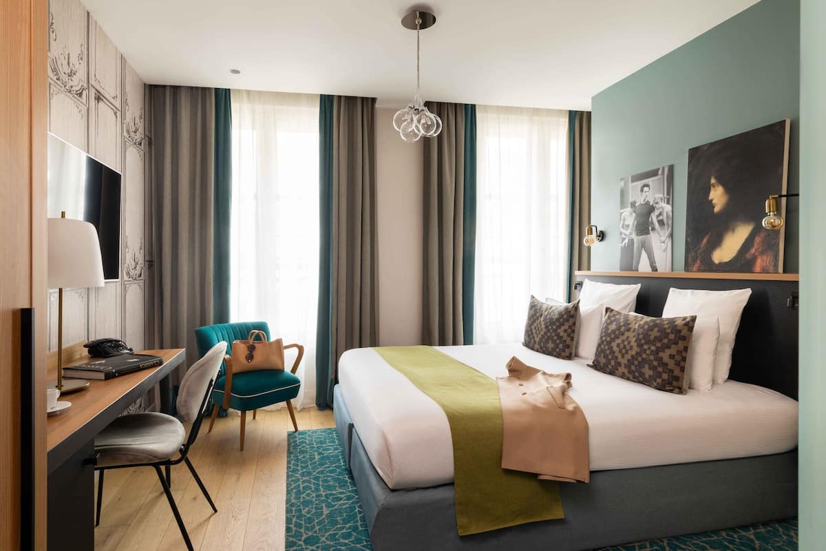 Rom – classic | Sengetøy av topp kvalitet, minibar (inkludert) og safe på rommet