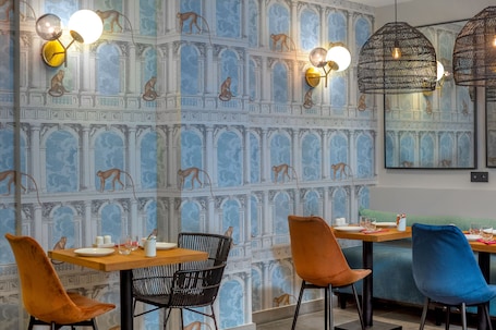 Daily continental breakfast (EUR 24 per person)
