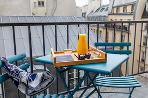 Deluxe Double Room with Balcony | Premium bedding, free minibar, in-room safe, desk - Lyric Hotel Paris (Paris)