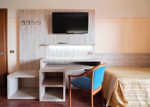 Caja de seguridad en la habitación, muebles diferentes y escritorio 