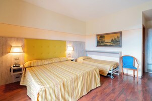 Caja de seguridad en la habitación, muebles diferentes y escritorio 