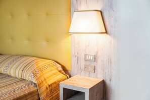 Cofres nos quartos, individualmente mobiliados, escrivaninha