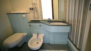 A bathroom with a toilet, bidet, and sink. - Hotel Fernanda (Rapallo)