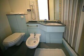 Basic Double or Twin Room (External Private Bathroom) | Bathroom | Shower, towels